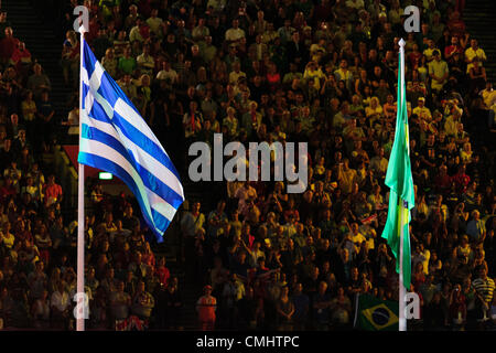 12 ago 2012. 12.08.2012. Londra, Inghilterra. Bandiera della Grecia è ceremoniously risorto con la bandiera del Brasile, ospite del 2016 Giochi Olimpici durante la cerimonia di chiusura alla fine del giorno 16 del London 2012 Giochi Olimpici presso lo Stadio Olimpico. Foto Stock