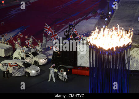 Londra, Inghilterra - Agosto 12, esecutori wave alla Union Jack durante la cerimonia di chiusura del London 2012 Giochi Olimpici all'Olympic Park Stadium, il 12 agosto 2012 a Londra, Inghilterra Foto di Roger Sedres / Gallo immagini Foto Stock