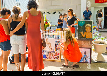 AUG. 12, 2012 - Oceanside, New York STATI UNITI - A casa del caporale Greg Buckley, Jr, il 21-anno-vecchia marina da Long Island uccisi in Afghanistan 3 giorni precedenti, il lutto la famiglia e gli amici di raccogliere al memoriale di fortuna. Foto Stock