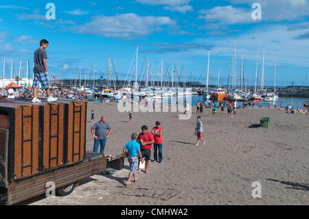 Preparativi per la corrida sulla spiaggia di sabbia di Praia da Vitória, isola di Terceira, Azzorre, Portogallo, con folle che si radunano per assistere all'evento. 11 agosto 2012. Corrida sulla spiaggia di sabbia della città di Praia da Vitória, Azzorre (il bestiame proveniva dagli allevatori Herdeiros de Ezequiel Rodrigues) i tori arrivano dai prati all'arena sulla spiaggia di sabbia per le più grandi feste dell'isola di Terceira Foto Stock