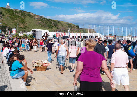 Preparativi per la corrida sulla spiaggia di sabbia di Praia da Vitória, isola di Terceira, Azzorre, Portogallo, con folle che si radunano per assistere all'evento. 11 agosto 2012. Corrida sulla spiaggia di sabbia della città di Praia da Vitória, Azzorre (il bestiame proveniva dagli allevatori Herdeiros de Ezequiel Rodrigues) i tori arrivano dai prati all'arena sulla spiaggia di sabbia per le più grandi feste dell'isola di Terceira Foto Stock