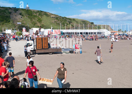 Preparativi per la corrida sulla spiaggia di sabbia di Praia da Vitória, isola di Terceira, Azzorre, Portogallo, con folle che si radunano per assistere all'evento. 11 agosto 2012. Corrida sulla spiaggia di sabbia della città di Praia da Vitória, Azzorre (il bestiame proveniva dagli allevatori Herdeiros de Ezequiel Rodrigues) i tori arrivano dai prati all'arena sulla spiaggia di sabbia per le più grandi feste dell'isola di Terceira Foto Stock