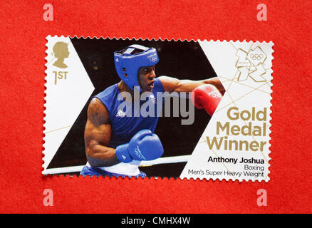 Regno Unito lunedì 13 agosto 2012. Timbro a onore medaglia d'oro Anthony Joshua nel pugilato Uomini Super Heavy Weight evento. Timbro acquistati e bloccato sulla busta rossa per inviare ad Olympic sostenitore. Credito: Carolyn Jenkins / Alamy Live News Foto Stock