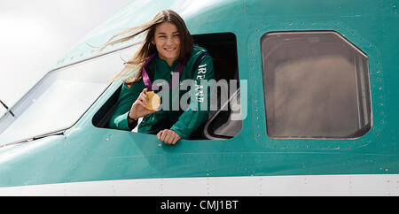 Dublin 13 ago 2012 - Katie Taylor medaglia d'oro nel pugilato femminile, leggero a casa arrivando all'aeroporto di Dublino sul volo Aerlingus. Foto Stock