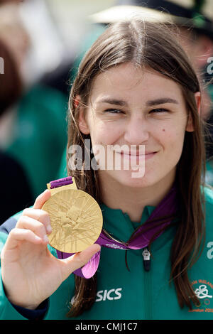 Dublin 13 ago 2012 - Katie Taylor medaglia d'oro nel pugilato femminile, leggero a casa arrivando all'aeroporto di Dublino sul volo Aerlingus. Foto Stock