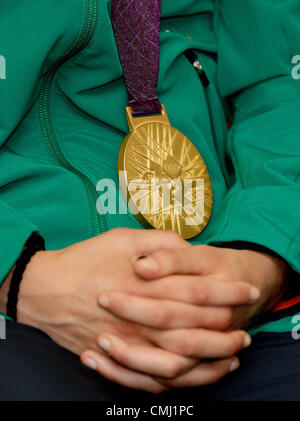 Dublin 13 ago 2012 - Katie Taylor medaglia d'oro nel pugilato femminile, leggero a casa arrivando all'aeroporto di Dublino. Foto Stock