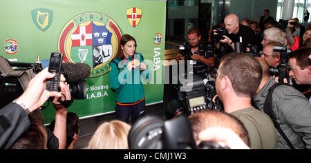Dublin 13 ago 2012 - Katie Taylor medaglia d'oro nel pugilato femminile, leggero a casa arrivando all'aeroporto di Dublino. Foto Stock
