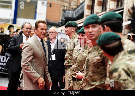 13 ago 2012. Arnold Schwarzenegger incontra i membri della Royal Marines Commando in UK Premiere del film delle parti soggette a usura 2 su 13/08/2012 all'Empire Leicester Square, Londra. Persone nella foto: Arnold Schwarzenegger . Foto di Julie Edward Credito: JEP Foto celebrità / Alamy Live News Foto Stock