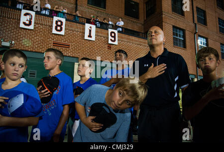 Agosto 13, 2012 - Aberdeen, Maryland, Stati Uniti - CAL RIPKEN JR. pause con bambini e ventilatori per l'inno nazionale dopo la dedizione di Ripken Modo e Ernie Tyler modo presso la Cal Ripken Academy. Alla cerimonia hanno partecipato i membri della famiglia di annose clubhouse e arbitro assistant Ernie Tyler. (Credito Immagine: © Scott Serio/eclipse/ZUMAPRESS.com) Foto Stock