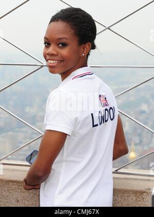 14 agosto 2012 - Manhattan, New York, Stati Uniti - GABBY DOUGLAS. ''Accanita cinque'' Noi Donne della squadra di ginnastica vincitori della squadra Medaglia d'Oro al 2012 Londra Olympic Gams luce e tour l'Empire State Building in onore delle loro vittorie. (Credito Immagine: © Bryan Smith/ZUMAPRESS.com) Foto Stock