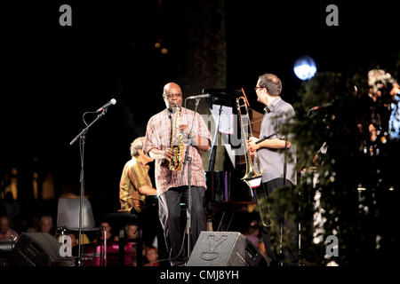 14 agosto 2012, Manu Dibango e la pista Dany Doriz Huchette (puro stile Huchette prestige) City Park Jean Hugo, Festival di Jazz di Lunel, Languedoc Roussillon, Francia Foto Stock