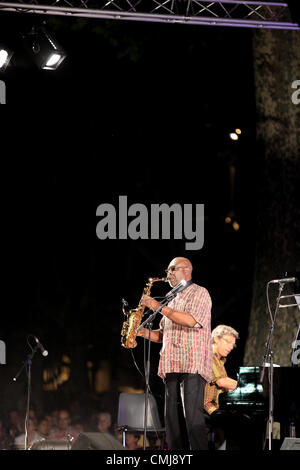 14 agosto 2012, Manu Dibango e la pista Dany Doriz Huchette (puro stile Huchette prestige) City Park Jean Hugo, Festival di Jazz di Lunel, Languedoc Roussillon, Francia Foto Stock