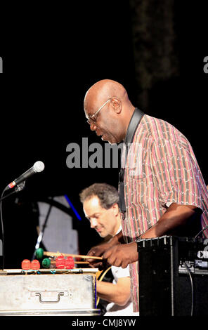 14 agosto 2012, Manu Dibango e la pista Dany Doriz Huchette (puro stile Huchette prestige) City Park Jean Hugo, Festival di Jazz di Lunel, Languedoc Roussillon, Francia Foto Stock