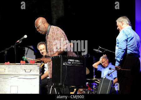 14 agosto 2012, Manu Dibango e la pista Dany Doriz Huchette (puro stile Huchette prestige) City Park Jean Hugo, Festival di Jazz di Lunel, Languedoc Roussillon, Francia Foto Stock