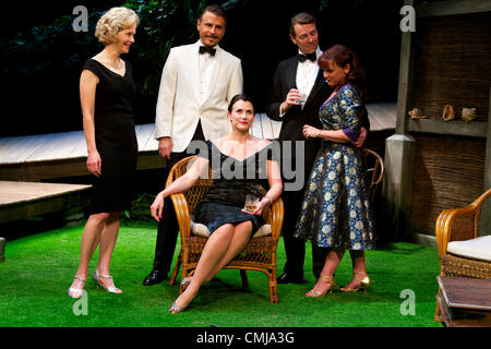 Jenny Seagrove, Jason Durr Dawn Steele Robin e Sabastian Finty Williams a un photocall per Vulcano al Vaudeville Theatre, London, Regno Unito - 15 August 2012. Credito: Nathan Hulse / Alamy Live News Foto Stock