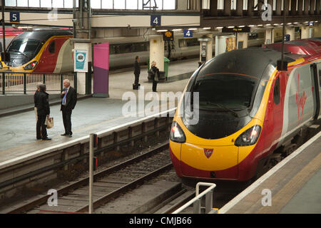 15 agosto 2012, Euston, London, Regno Unito. Virgin Rail perde la west coast franchising dopo essere stato un rilancio dal primo gruppo, il Regno Unito la più grande stazione operatore. Primo gruppo prenderà il controllo di franchising da Dicembre 9, 2012 ed è a causa di operare il servizio fino al 2026. Foto Stock