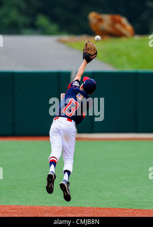 15 agosto 2012 - Aberdeen, Maryland, Stati Uniti - Newtown's CONNOR BARRETT passa per una linea di comando durante il Cal Ripken Babe Ruth World Series di Aberdeen. Boyds sconfitto Newtown(CT) 6-0. (Credito Immagine: © Scott Serio/eclipse/ZUMAPRESS.com) Foto Stock