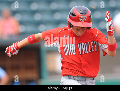 15 agosto 2012 - Aberdeen, Maryland, Stati Uniti - Un Ohio Valley runner sprint alla prima base durante il Cal Ripken Babe Ruth World Series di Aberdeen, Maryland il 15 agosto 2012. Giove(FL) sconfisse Mattoon(il) 9-8. (Credito Immagine: © Scott Serio/eclipse/ZUMAPRESS.com) Foto Stock