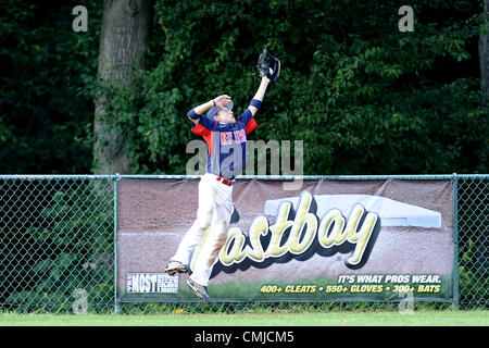 15 agosto 2012 - Aberdeen, Maryland, Stati Uniti - Newtown(CT)'S Robert Lombardo fa un home run derubando catture durante il Cal Ripken Babe Ruth World Series di Aberdeen, Maryland il 15 agosto 2012 (credito Immagine: © Tj Root/eclipse/ZUMAPRESS.com) Foto Stock