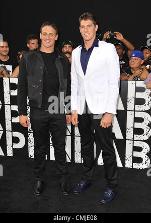 15 agosto 2012 - Los Angeles, California, Stati Uniti - Ryan Lochte, Conor Dwyer frequentando il Los Angeles Premiere di ''Le parti soggette a usura 2'" tenutasi presso il Grauman's Chinese Theater.in Hollywood California il 15 agosto 2012. 2012(Immagine di credito: Â© D. lunga/Globe foto/ZUMAPRESS.com). © ZUMA Press, Inc. / Alamy Live News Foto Stock