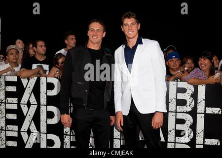 Ryan Lochte, Conor Dwyer presso gli arrivi per la sostituzione delle parti soggette a usura 2 Premiere, Grauman's Chinese Theatre di Los Angeles, CA il 15 agosto 2012. Foto di: Emiley Schweich/Everett Collection Foto Stock