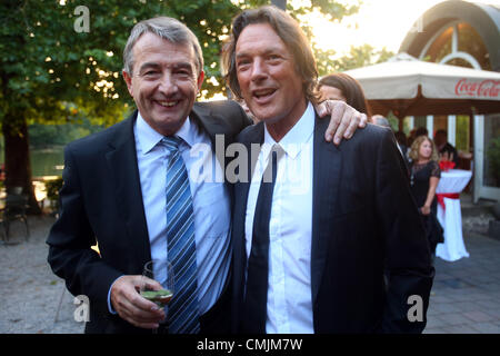 Monaco di Baviera, Germania - 16 agosto: Hans-Wilhelm Mueller G. Wohlfart (R) accoglie favorevolmente Wolfgang Niersbach, presidente della Federazione Tedesca del Calcio durante la DFB Hans-Wilhelm Mueller Wohlfahrts' il settantesimo compleanno a Seehaus il 16 agosto 2012 a Monaco di Baviera, Germania. Foto Stock