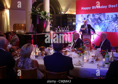 Monaco di Baviera, Germania - 16 agosto: Wolfgang Niersbach, presidente della Federazione Tedesca del Calcio DFB, colloqui di valutazione durante Hans-Wilhelm Mueller Wohlfahrts' il settantesimo compleanno a Seehaus il 16 agosto 2012 a Monaco di Baviera, Germania. Foto Stock