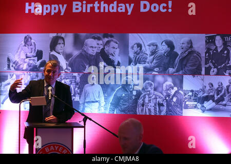 Monaco di Baviera, Germania - 16 agosto: Wolfgang Niersbach, presidente della Federazione Tedesca del Calcio DFB, colloqui di valutazione durante Hans-Wilhelm Mueller Wohlfahrts' il settantesimo compleanno a Seehaus il 16 agosto 2012 a Monaco di Baviera, Germania. Foto Stock