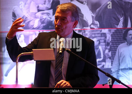 Monaco di Baviera, Germania - 16 agosto: Wolfgang Niersbach, presidente della Federazione Tedesca del Calcio DFB, colloqui di valutazione durante Hans-Wilhelm Mueller Wohlfahrts' il settantesimo compleanno a Seehaus il 16 agosto 2012 a Monaco di Baviera, Germania. Foto Stock