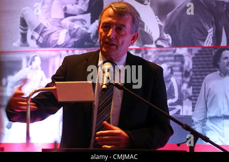 Monaco di Baviera, Germania - 16 agosto: Wolfgang Niersbach, presidente della Federazione Tedesca del Calcio DFB, colloqui di valutazione durante Hans-Wilhelm Mueller Wohlfahrts' il settantesimo compleanno a Seehaus il 16 agosto 2012 a Monaco di Baviera, Germania. Foto Stock