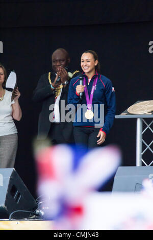 Sheffield, Regno Unito. Venerdì 17 agosto 2012. Campione olimpionico Jessica Ennis si distingue per la nuova placca di oro al civic cerimonia di benvenuto la sua casa di Sheffield. Foto Stock