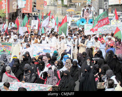 I sostenitori di studenti Imamia Organization (ISO) passano attraverso una strada durante la Al-Quds rally in Sukkur Venerdì 17 Agosto, 2012. Foto Stock