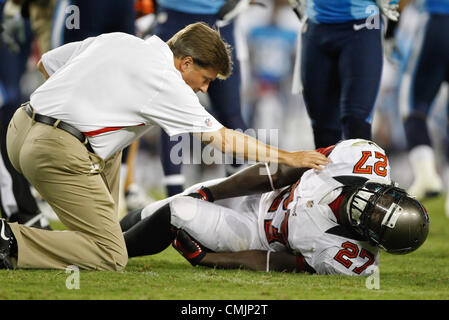 Agosto 17, 2012 - DANIEL WALLACE | Orari.TP 358006 parete Bucs 8 (08/17/2012) di Tampa Tampa Bay Buccaneers running back LeGarrette Blount (27) indietreggia nel dolore dopo un gioco nel secondo trimestre. PREGAME WARMUPS: Il Tampa Bay Buccaneers riprodurre il Tennessee Titans presso Raymond James Stadium durante la seconda preseason game. Dopo il primo semestre, il Tennessee Titans sono vincenti 20-7. [DANIEL WALLACE, volte] (credito Immagine: © Tampa Bay volte/ZUMAPRESS.com) Foto Stock