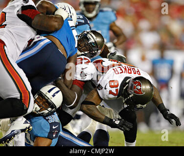 Agosto 17, 2012 - DANIEL WALLACE | Orari.TP 358006 parete Bucs 10 (08/17/2012) di Tampa Tampa Bay Buccaneers running back LeGarrette Blount (27) viene piegato durante un gioco nel secondo trimestre, ferendo la sua gamba. PREGAME WARMUPS: Il Tampa Bay Buccaneers riprodurre il Tennessee Titans presso Raymond James Stadium durante la seconda preseason game. Dopo il primo semestre, il Tennessee Titans sono vincenti 20-7. [DANIEL WALLACE, volte] (credito Immagine: © Tampa Bay volte/ZUMAPRESS.com) Foto Stock