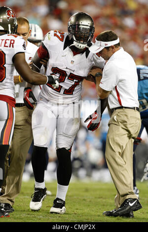 Agosto 17, 2012 - DANIEL WALLACE | Orari.TP 358006 parete Bucs 9 (08/17/2012) di Tampa Tampa Bay Buccaneers running back LeGarrette Blount (27) si alza lentamente dopo di ferire la sua gamba nel secondo trimestre. PREGAME WARMUPS: Il Tampa Bay Buccaneers riprodurre il Tennessee Titans presso Raymond James Stadium durante la seconda preseason game. Dopo il primo semestre, il Tennessee Titans sono vincenti 20-7. [DANIEL WALLACE, volte] (credito Immagine: © Tampa Bay volte/ZUMAPRESS.com) Foto Stock