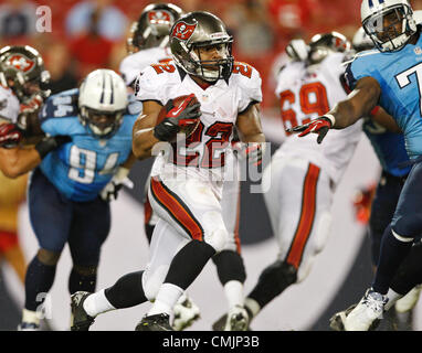 Agosto 17, 2012 - DANIEL WALLACE | Orari.TP 358006 parete Bucs 17 (08/17/2012) di Tampa Tampa Bay Buccaneers running back Doug Martin (22) porta la palla durante il secondo trimestre. Prima metà azione: il Tampa Bay Buccaneers riprodurre il Tennessee Titans presso Raymond James Stadium durante la seconda preseason game. Dopo il primo semestre, il Tennessee Titans sono vincenti 20-7. [DANIEL WALLACE, volte] (credito Immagine: © Tampa Bay volte/ZUMAPRESS.com) Foto Stock