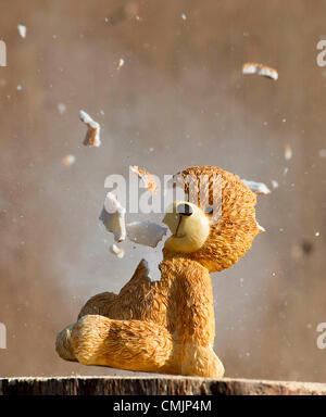 Agosto 17, 2012 - Roseburg, Oregon, Stati Uniti - Un cinese a buon mercato reso ''Dollaro Store'' figurine è soffiata in pezzi durante una dimostrazione di alta velocità balistica su un poligono di tiro nei pressi di Roseburg. (Credito Immagine: © Robin Loznak/ZUMAPRESS.com) Foto Stock