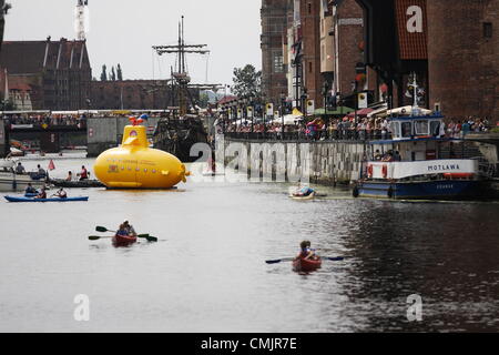 Gdansk, Polonia 18th, Agosto 2012 sottomarino giallo sul fiume Motlawa. Prestazioni organizzate nel cinquantesimo anniversario della prima i Beatles concerto storico con i membri della band. Sottomarino Giallo è uno degli eventi della "Settimana della legenda - Gdansk è il giubileo dei Beatles". Foto Stock