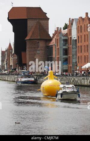 Gdansk, Polonia 18th, Agosto 2012 sottomarino giallo sul fiume Motlawa. Prestazioni organizzate nel cinquantesimo anniversario della prima i Beatles concerto storico con i membri della band. Sottomarino Giallo è uno degli eventi della "Settimana della legenda - Gdansk è il giubileo dei Beatles". Foto Stock