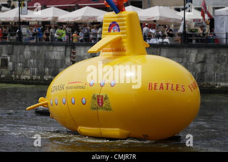 Gdansk, Polonia 18th, Agosto 2012 sottomarino giallo sul fiume Motlawa. Prestazioni organizzate nel cinquantesimo anniversario della prima i Beatles concerto storico con i membri della band. Sottomarino Giallo è uno degli eventi della "Settimana della legenda - Gdansk è il giubileo dei Beatles". Foto Stock