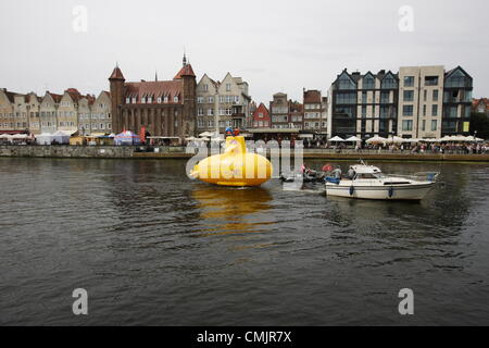 Gdansk, Polonia 18th, Agosto 2012 sottomarino giallo sul fiume Motlawa. Prestazioni organizzate nel cinquantesimo anniversario della prima i Beatles concerto storico con i membri della band. Sottomarino Giallo è uno degli eventi della "Settimana della legenda - Gdansk è il giubileo dei Beatles". Foto Stock