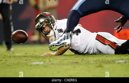 Agosto 17, 2012 - Tampa, Florida, Stati Uniti - Tampa Bay Buccaneers quarterback DAN ORLOVSKY (6) fumbles la sfera come egli è saccheggiato durante il secondo trimestre come il Tampa Bay Buccaneers riprodurre il Tennessee Titans presso Raymond James Stadium durante la seconda preseason game. Titans ha vinto il gioco 30-7. (Credito Immagine: © Daniel Wallace/Tampa Bay volte/ZUMAPRESS.com) Foto Stock