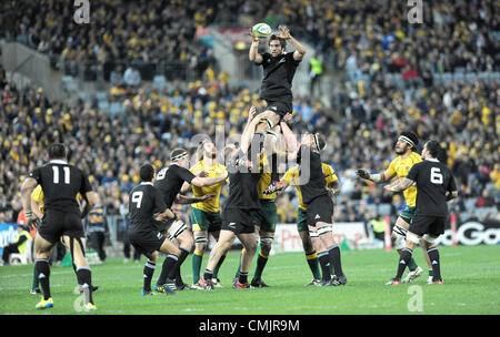 18.08.2012 Sydney , Australia.All Blacks bloccare Samuel Whitelock vince la linea durante la fase di Castrol Edge campionato di rugby tra Australia e Nuova Zelanda all'ANZ Stadium di Sydney. Foto Stock