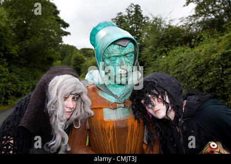 Lancashire, Regno Unito. Sabato, 18 agosto 2012. Luci Teal vicino alla statua commemorativa di Alice pazzo al grande evento della strega orzo, nel quartiere di Pendle, Lancashire, Inghilterra. Gazzetta Guinness World Record tentativo di "il più grande raduno di persone vestite come le streghe Sabato 18 Agosto, 2012 la raccolta di fondi per Pendleside ospizio in occasione del quattrocentesimo anniversario della Pendle processo alle streghe. Foto Stock