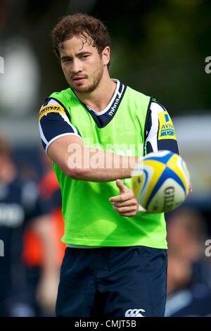 18.08.2012 Vendita, Inghilterra. Vendita squali fly-metà Danny Cipriani (ITA) si riscalda prima del contrassegno Cueto Testimonial match tra la vendita degli squali e Glasgow Warriors. Foto Stock