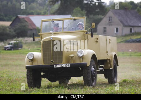 Tokary, Polonia 18th, Agosto 2012 Przodkowo 1945 - storica battaglia della Seconda guerra mondiale la rievocazione vicino theTokary Przodkowo e villaggi. Nel marzo 1945 russo e polacco esercito riscontrati con i tedeschi nad dopo la lotta disperata nazisti sconfitti. Foto Stock