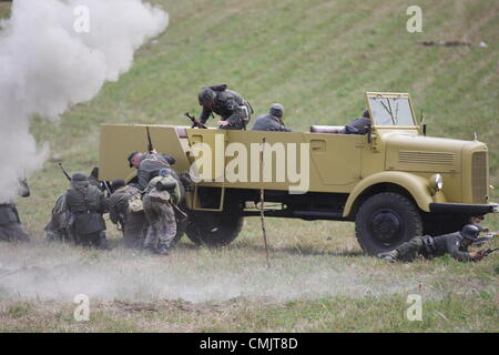 Tokary, Polonia 18th, Agosto 2012 Przodkowo 1945 - storica battaglia della Seconda guerra mondiale la rievocazione vicino theTokary Przodkowo e villaggi. Nel marzo 1945 russo e polacco esercito riscontrati con i tedeschi nad dopo la lotta disperata nazisti sconfitti. Foto Stock