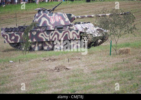 Tokary, Polonia 18th, Agosto 2012 Przodkowo 1945 - storica battaglia della Seconda guerra mondiale la rievocazione vicino theTokary Przodkowo e villaggi. Nel marzo 1945 russo e polacco esercito riscontrati con i tedeschi nad dopo la lotta disperata nazisti sconfitti. Foto Stock