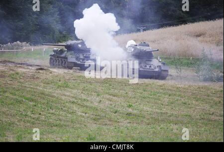 Tokary, Polonia 18th, Agosto 2012 Przodkowo 1945 - storica battaglia della Seconda guerra mondiale la rievocazione vicino theTokary Przodkowo e villaggi. Nel marzo 1945 russo e polacco esercito riscontrati con i tedeschi nad dopo la lotta disperata nazisti sconfitti. Foto Stock