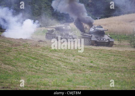 Tokary, Polonia 18th, Agosto 2012 Przodkowo 1945 - storica battaglia della Seconda guerra mondiale la rievocazione vicino theTokary Przodkowo e villaggi. Nel marzo 1945 russo e polacco esercito riscontrati con i tedeschi nad dopo la lotta disperata nazisti sconfitti. Foto Stock